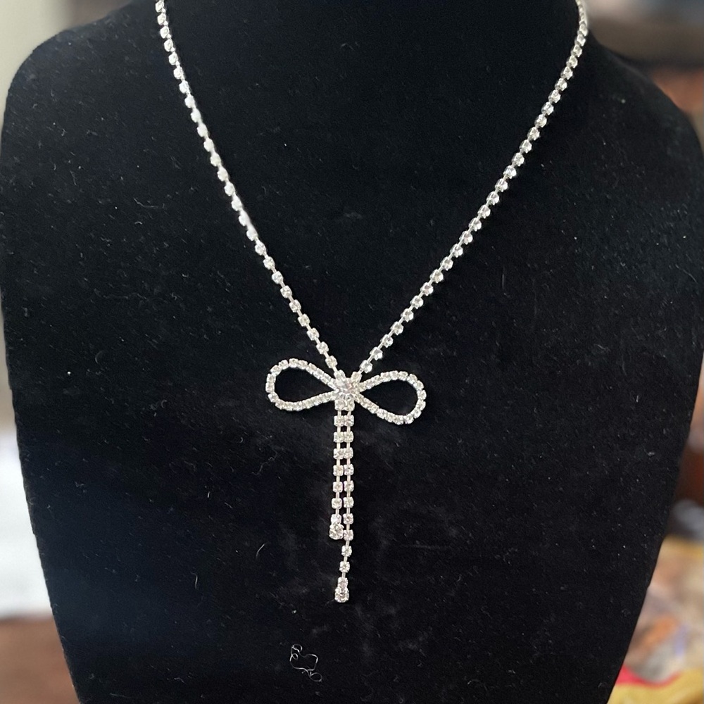 Elegant Silver Bow with Rhinestone Necklace - Picture 4 of 4